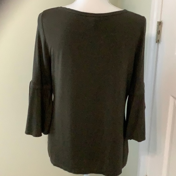 WH-BM deep olive green jersey tee, 3/4 sleeves with ruffle trim and ties. So Med - Picture 4 of 7
